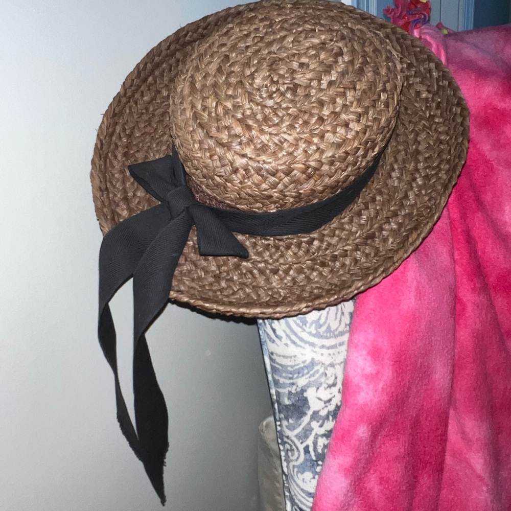 Helen Kaminski hat in excellent condition. I ordered the hat but it’s to small.